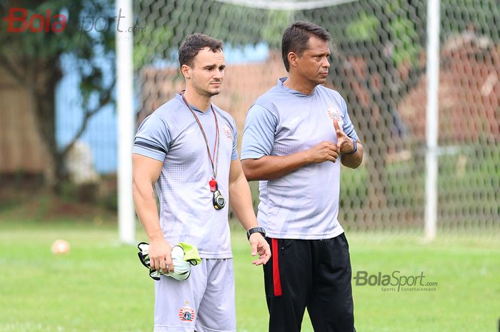 Rodrigo Pellegrino dan Sergio Farias sedang memberikan instruksi kepada skuad Persija Jakarta  di Lapangan Sutasoma, Halim, Jakarta Timur (11/3/2020)