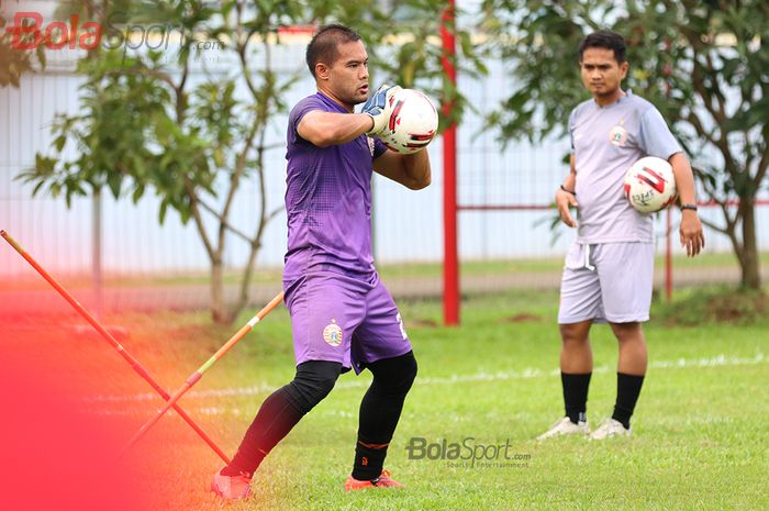 Kiper Persija Jakarta, Andritany Ardhiyasa, sedang menjalani latihan di Lapangan Sutasoma, Halim, Jakarta Timur (11/3/2020)