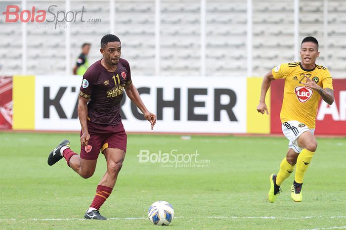 Penyerang PSM Makassar, Osas Saha, sedang menggiring bola ketika laga AFC yang mempertemukan timnya dengan Kaya Futbol Club&ndash;Iloilo di Stadion Madya, Senayan, Jakarta Selatan (10/3/2020