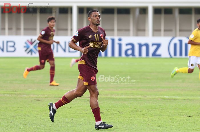 Penyerang PSM Makassar, Osas Saha, ketika laga AFC yang mempertemukan timnya dengan Kaya Futbol Club&ndash;Iloilo di Stadion Madya, Senayan, Jakarta Selatan (10/3/2020