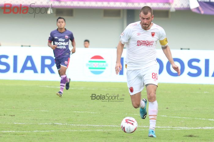 Gelandang asing PSM Makassar, Wiljan Pluim sedang menggiring bola  ketika laga Persita Tanggerang melawan PSM Makassar di Stadion Sport Center, Kelapa Dua, Tanggerang (6/3/2020)