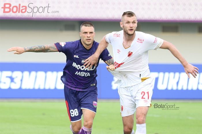 Yevhen Budnik sedang berduel dengan Serif Hasic ketika laga Persita Tanggerang melawan PSM Makassar di Stadion Sport Center, Kelapa Dua, Tanggerang (6/3/2020)