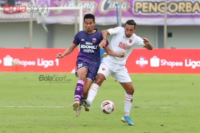 Ezra Walian sedang berusaha melindungi bola dari lawannya,  ketika laga Persita Tanggerang melawan PSM Makassar di Stadion Sport Center, Kelapa Dua, Tanggerang (6/3/2020)