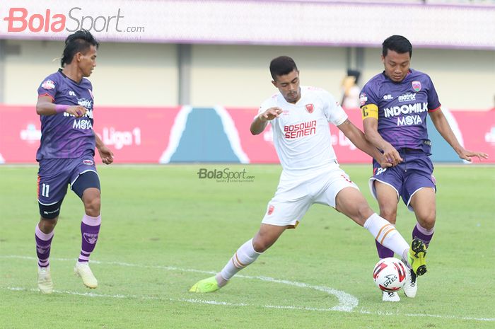 Hussein El Dor sedang berduel dengan Hamka Hamzah,  ketika laga Persita Tanggerang melawan PSM Makassar di Stadion Sport Center, Kelapa Dua, Tanggerang (6/3/2020)