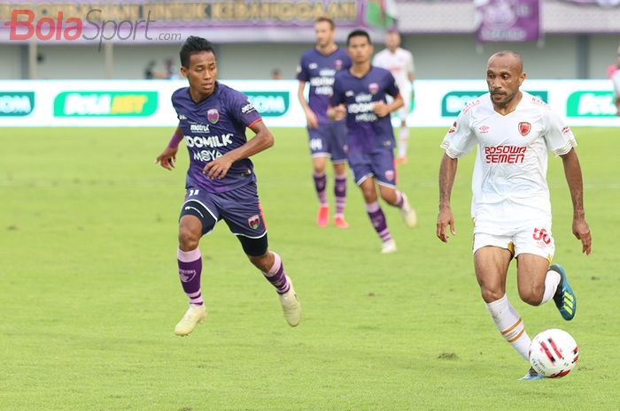 Roni Beroperay sedang mencoba melewati lawan dalam laga Persita Tangerang melawan PSM Makassar di Stadion Sport Center, Kelapa Dua, Tangerang (6/3/2020)