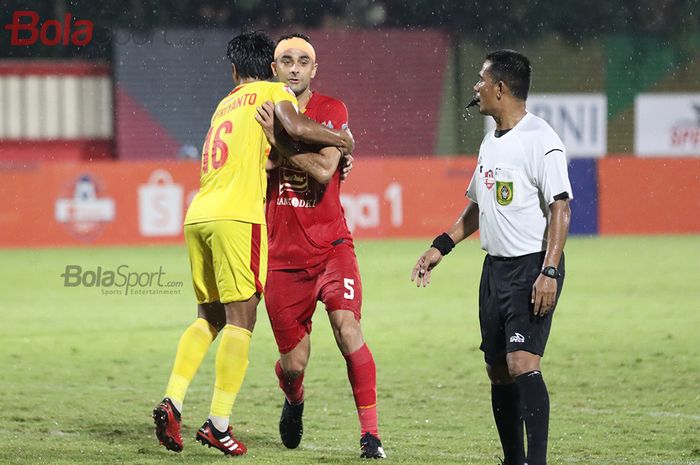 Otavio Dutra mendapatkan penjagaan ketat oleh Achmad Jufriyanto, ketika laga Bhayangkara FC malawan Persija Jakarta di Stadion PTIK, Melawai, Jakarta Selatan (14/3/2020)