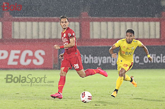 Rezaldi Hehanusa sedang berduel dengan Saddil Ramdani ketika laga Bhayangkara FC malawan Persija Jakarta di Stadion PTIK, Melawai, Jakarta Selatan (14/3/2020)