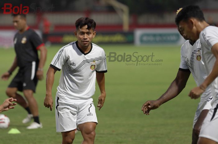 Pemain sayap Bhayangkara FC, Andik Vermansah, sedang latihan jelang laga menghadapi Persija Jakarta di Stadion PTIK, Melawai, Jakarta Selatan (14/3/2020)