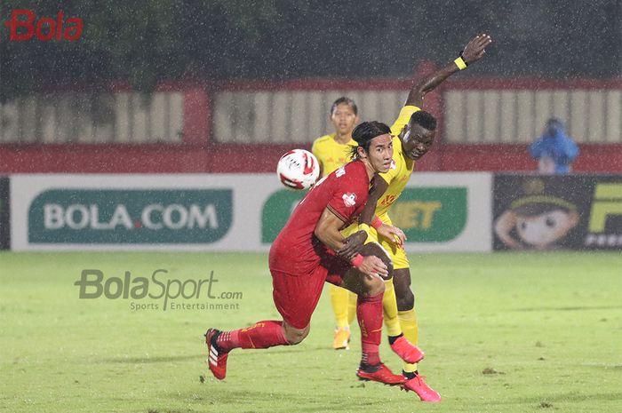 Ryuji Utomo sedang berduel dengan Ezechiel N'Douassel saat laga Bhayangkara FC menghadapi Persija Jakarta  ketika laga Bhayangkara FC malawan Persija Jakarta di Stadion PTIK, Melawai, Jakarta Selatan (14/3/2020)