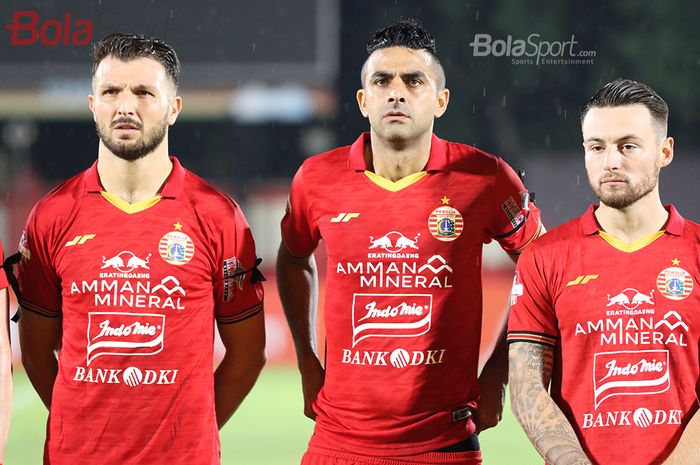 Marco Motta, Otavio Dutra, dan Marc Klok, ketika Persija Jakarta menghadapi Bhayangkara FC   di Stadion PTIK, Melawai, Jakarta Selatan (14/3/2020)