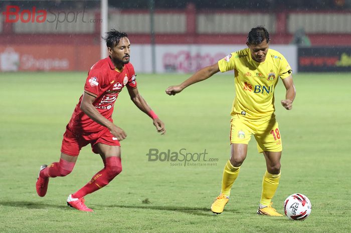 Adam Alis sedang mencoba melewati Rohit Chand ketika laga Bhayangkara FC vs Persija Jakarta di Stadion PTIK, Melawai, Jakarta Selatan (14/3/2020)