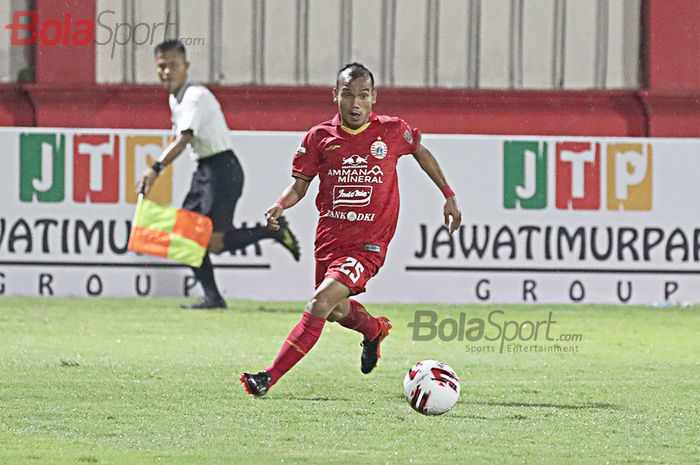 Pemain sayap Persija Jakarta, Riko Simanjuntak, sedang menggiring bola ketika laga Bhayangkara FC malawan Persija Jakarta di Stadion PTIK, Melawai, Jakarta Selatan (14/3/2020)