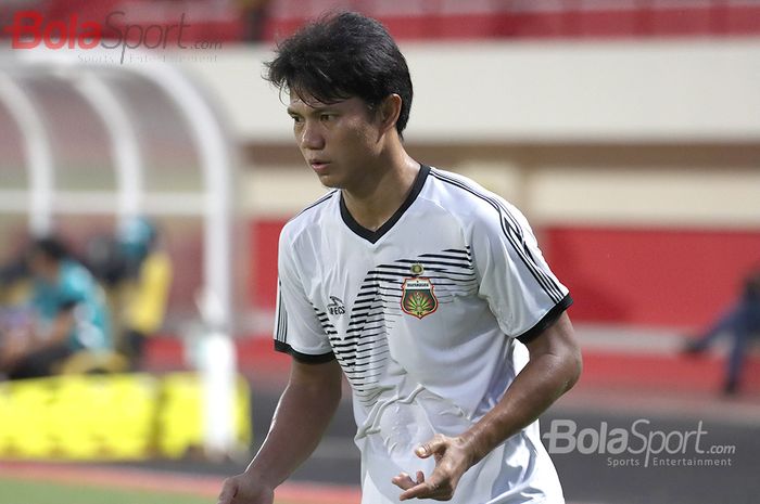 Bek Bhayangkara FC, Achmad Jufriyanto, sedang latihan jelang laga menghadapi Persija Jakarta di Stadion PTIK, Melawai, Jakarta Selatan (14/3/2020)
