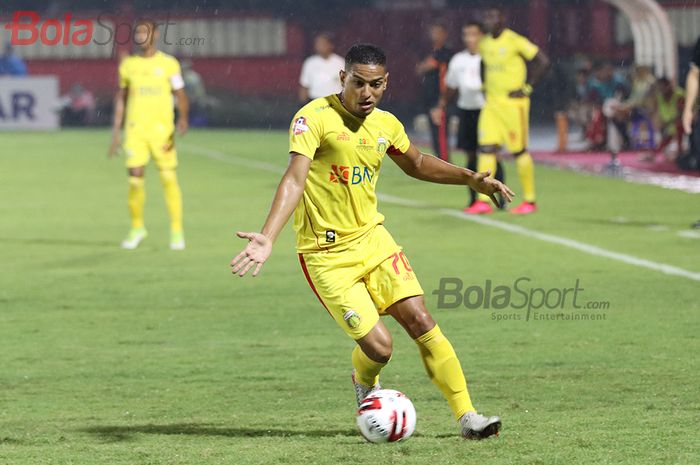 Gelandang Bhayangkara FC, Renan Silva ketika menggiring bola saat laga melawan Persija Jakarta di Stadion PTIK, Melawai, Jakarta Selatan (14/3/2020)