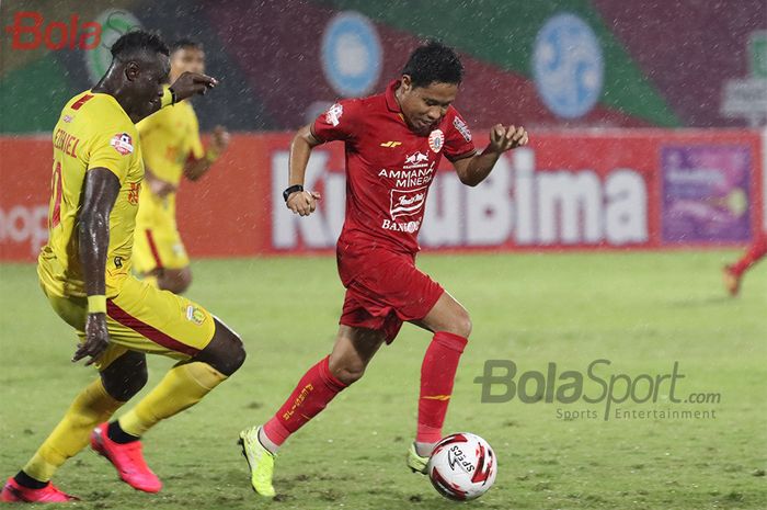 Evan Dimas sedang berusaha dribling bola untuk menghindari penjagaan Herve Guy,  ketika laga Bhayangkara FC malawan Persija Jakarta di Stadion PTIK, Melawai, Jakarta Selatan (14/3/2020)