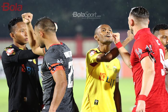 Hal unik terjadi ketika para pemain Persija Jakarta dan Bhayangkara FC melakukan jabatan tangan dengan sikut tangan karena mengantisipasi penyebaran virus Corona di Stadion PTIK, Melawai, Jakarta Selatan (14/3/2020)