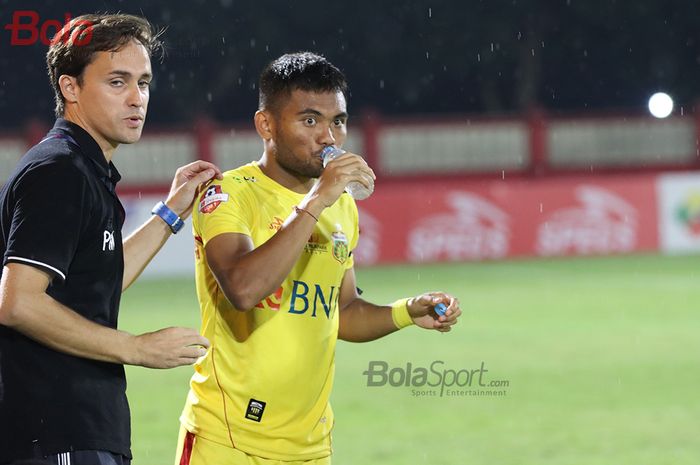 Saddil Ramdani sedang diberikan intruksi oleh Paul Munster ketika laga Bhayangkara FC melawan Persija Jakarta di Stadion PTIK, Melawai, Jakarta Selatan (14/3/2020)