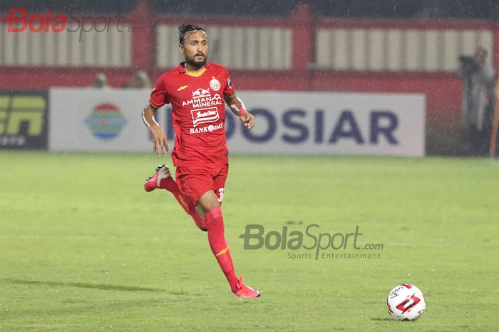 Gelandang asing Persija Jakarta, Rohit Chand, sedang menggiring bola ketika menghadapi Bhayangkara FC   di Stadion PTIK, Melawai, Jakarta Selatan (14/3/2020)