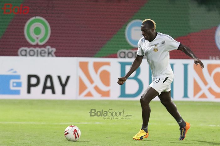 Striker Bhayangkara FC, Herman Dzumafo Epandi,  sedang latihan shooting jelang laga menghadapi Persija Jakarta di Stadion PTIK, Melawai, Jakarta Selatan (14/3/2020)