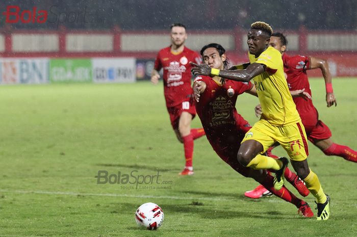 Gelandang asing Bhayangkara FC, Herve Guy sedang mencoba melewati penjagaan Ryuji Utomo,  ketika laga Bhayangkara FC malawan Persija Jakarta di Stadion PTIK, Melawai, Jakarta Selatan (14/3/2020)