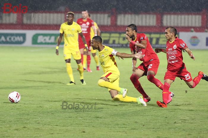 Ruben Sanadi dilanggar oleh Rohit Chand ketika laga Bhayangkara FC menghadapi Persija Jakarta di Stadion PTIK, Melawai, Jakarta Selatan (14/3/2020)