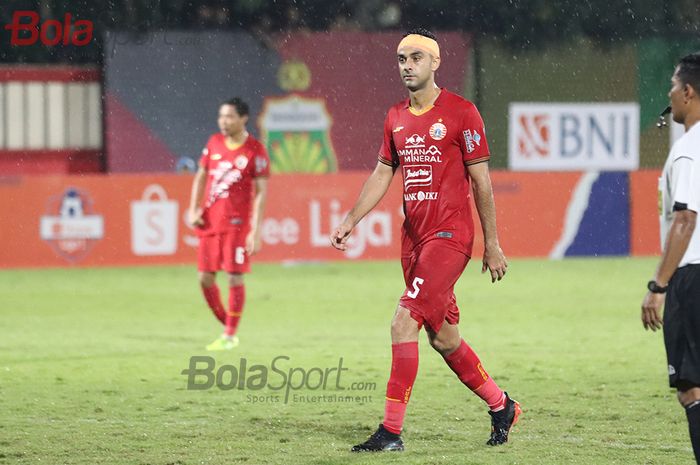 Bek Persija Jakarta, Otavio Dutra, mendapatkan balutan dikepalanya, ketika laga Bhayangkara FC malawan Persija Jakarta di Stadion PTIK, Melawai, Jakarta Selatan (14/3/2020)