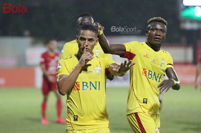 Renan Silva sedang merayakan golnya bersama dengan Herve Guy ketika Bhayangkara FC melawan Persija Jakarta di Stadion PTIK, Melawai, Jakarta Selatan (14/3/2020)