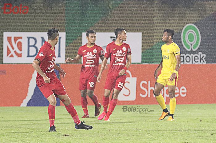 Rezaldi Hehanusa sedang bersitegang dengan Saddil Ramdani ketika pertadingan Persija Jakarta melawan Bhayangkara FC di Stadion PTIK, Melawai, Jakarta Selatan (14/3/2020)