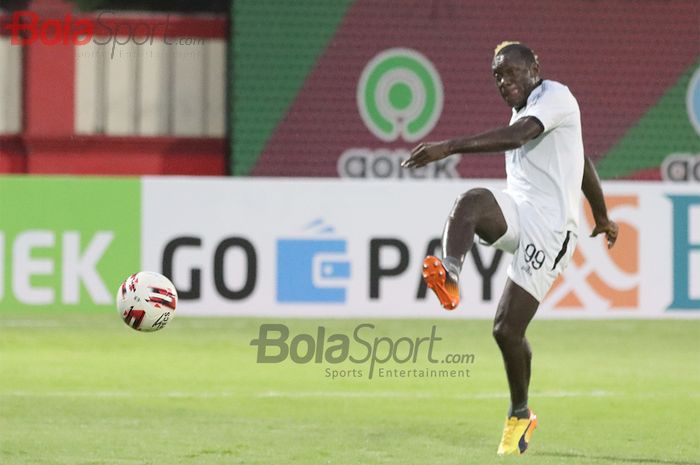 Striker Bhayangkara FC, Herman Dzumafo Epandi,  sedang latihan shooting jelang laga menghadapi Persija Jakarta di Stadion PTIK, Melawai, Jakarta Selatan (14/3/2020)