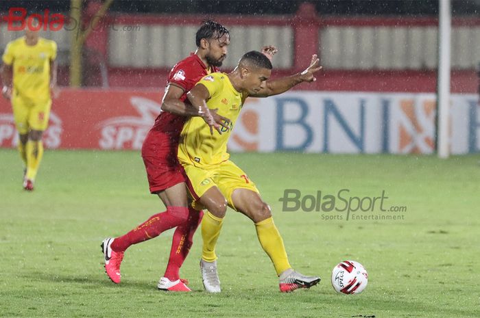 Renan Silva sedang menjaga bolanya dari usaha Rohit Chand untuk merebut bola,  ketika laga Bhayangkara FC malawan Persija Jakarta di Stadion PTIK, Melawai, Jakarta Selatan (14/3/2020)