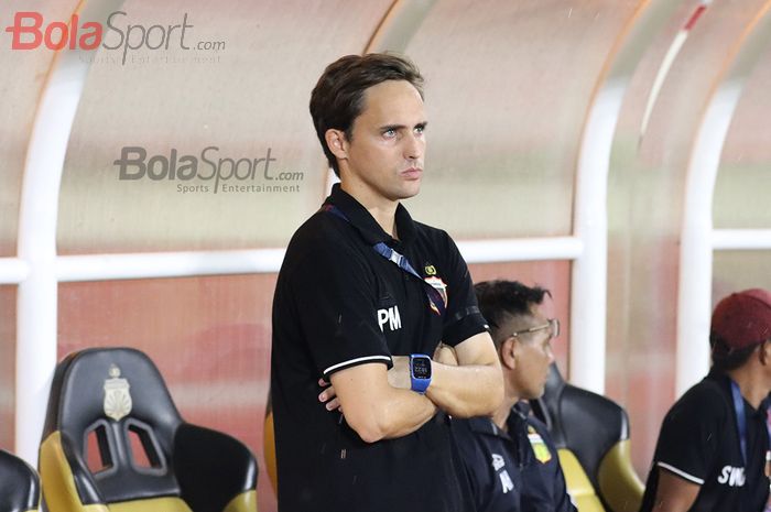 Pelatih Bhayangkara FC, Paul Munster,  sedang memikirkan strategi timnya ketika menghadapi Persija Jakarta  di Stadion PTIK, Melawai, Jakarta Selatan (14/3/2020)