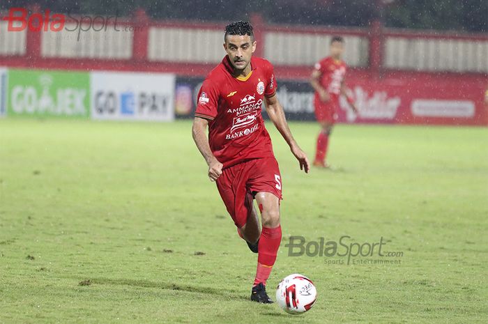 Bek Persija Jakarta, Otavio Dutra,  ketika laga Bhayangkara FC malawan Persija Jakarta di Stadion PTIK, Melawai, Jakarta Selatan (14/3/2020)