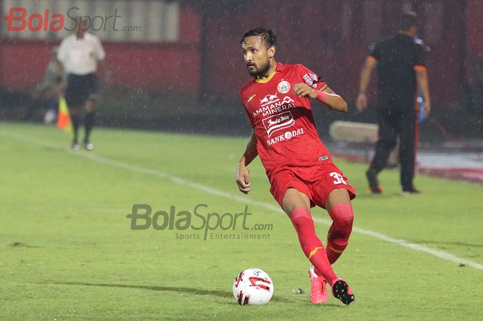 Gelandang asing Persija Jakarta, Rohit Chand, sedang menggiring bola ketika menghadapi Bhayangkara FC   di Stadion PTIK, Melawai, Jakarta Selatan (14/3/2020)