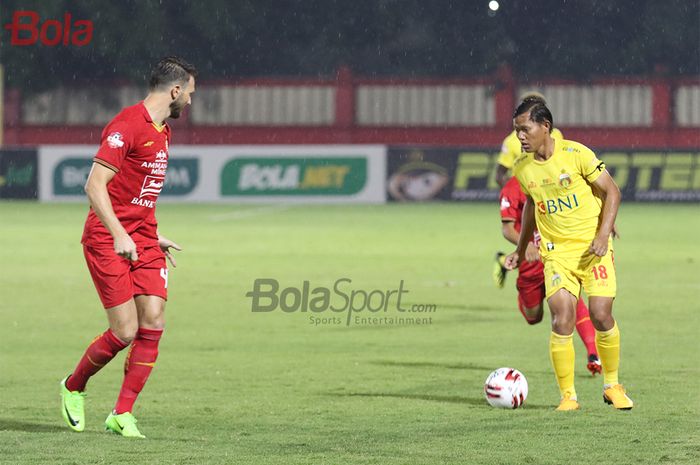 Adam Alis berusaha melewati Marco Motta, ketika laga Bhayangkara FC melawan Persija Jakarta di Stadion PTIK, Melawai, Jakarta Selatan (14/3/2020)