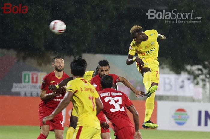 Gelandang Bhayangkara FC, Herve Guy ketika berhasil memenangi duel udara ketika laga menghadapi Persija Jakarta di Stadion PTIK, Melawai, Jakarta Selatan (14/3/2020)