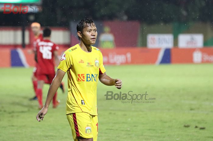 Gelandang Bhayangkara FC, Adam Alis, ketika laga Bhayangkara FC malawan Persija Jakarta di Stadion PTIK, Melawai, Jakarta Selatan (14/3/2020)