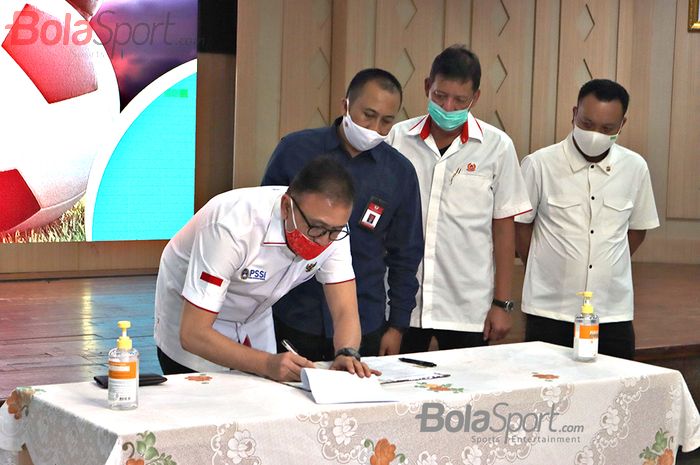 Ketua Umum PSSI, Mochamad Iriawan, sedang menandatangani perjanjian kerja sama (MoU) antata Kemenpora dengan PSSI di Auditorium Wisma Menpora, Senayan, Jakarta (27/7/2020).