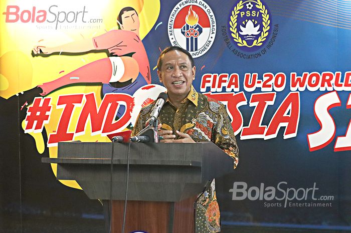 Menteri Pemuda dan Olahraga Republik Indonesia, Zainudin Amali, memberikan keterangan kepada awak media mengenai kabar terkini Piala Dunia U-21 2021 di Lobby Belakang Kemenpora, Senayan, Jakarta, 6 Agustus 2020.