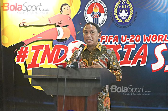 Menteri Pemuda dan Olahraga Republik Indonesia, Zainudin Amali, memberikan keterangan kepada awak media mengenai kabar terkini Piala Dunia U-21 2021 di Lobby Belakang Kemenpora, Senayan, Jakarta, 6 Agustus 2020.