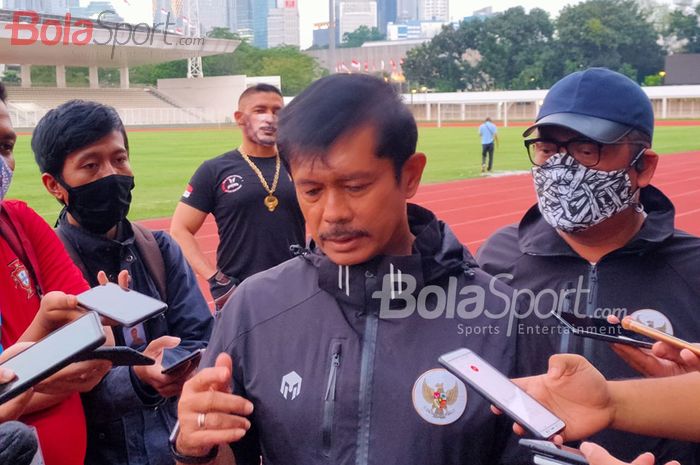 Direktur Teknik PSSI, Indra Sjafri, sedang memberikan keterangan kepada awak media di Stadion Madya, Senayan, Jakarta Pusat, 20 Agustus 2020.