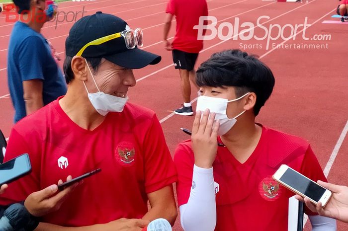 Pelatih timnas U-19 Indonesia, Shin Tae-yong, sedang memberikan keterangan kepada awak media dalam pemusatan latihan timnas U-19 Indonesia di Stadion Madya, Senayan, Jakarta Pusat, 20 Agustus 2020.