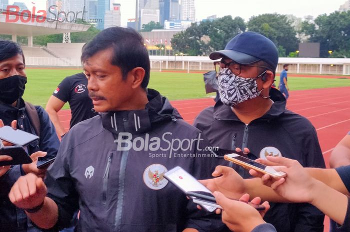 Direktur Teknik PSSI, Indra Sjafri, sedang memberikan keterangan kepada awak media di Stadion Madya, Senayan, Jakarta Pusat, 20 Agustus 2020.