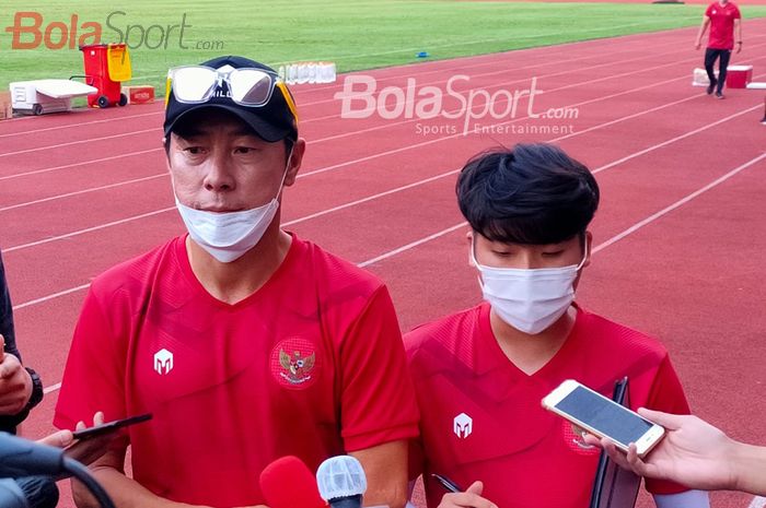 Pelatih timnas U-19 Indonesia, Shin Tae-yong, sedang memberikan keterangan kepada awak media dalam pemusatan latihan timnas U-19 Indonesia di Stadion Madya, Senayan, Jakarta Pusat, 20 Agustus 2020.