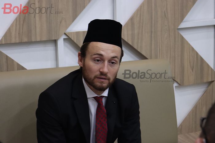 Pemain Persija, Marc Klok, memberikan keterangan kepada awak media setelah proses sumpah setia kepada NKRI pada 12 November 2020.