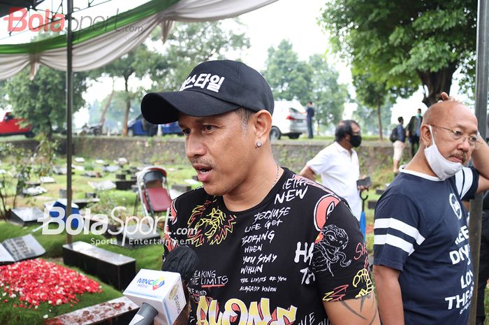 Mantan pemain Persija Jakarta, Vennard Hutabarat, turut menghadiri pemakaman almarhum Ricky Yacobi di TPU Tanah Kusir, Jakarta Selatan, 21 November 2020