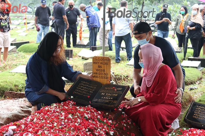 Istri dari almarhum Ricky Yacobi, Harly Ramayani (baju biru), nampak duduk didekat makam sang suaminya di TPU Tanah Kusir, Jakarta Selatan, 21 November 2020