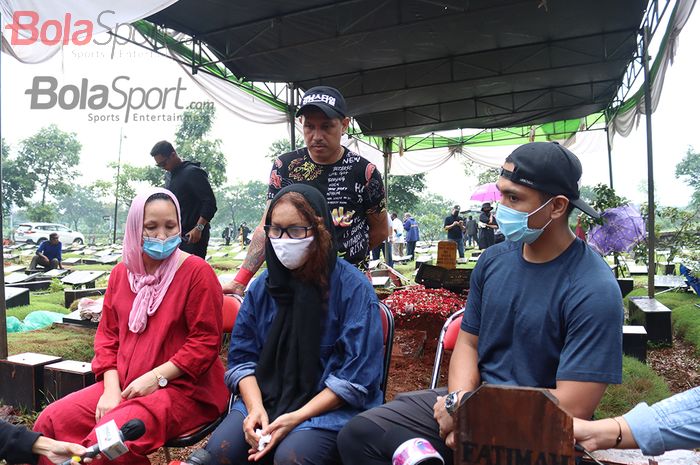 Istri dari almarhum Ricky Yacobi, Harly Ramayani (baju biru), sedang memberikan keterangan kepada awak media selepas memakamkan sang suaminya di TPU Tanah Kusir, Jakarta Selatan, 21 November 2020