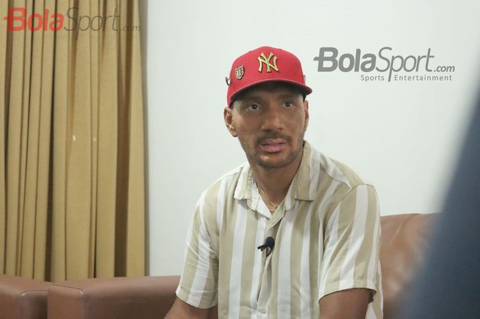 Pemain Bali United, Leonard Tupamahu, saat melakukan wawancara eksklusif dengan Bolasport.com di kediamannya di dserah Jakarta Timur, Minggu (22/11/0/2020).