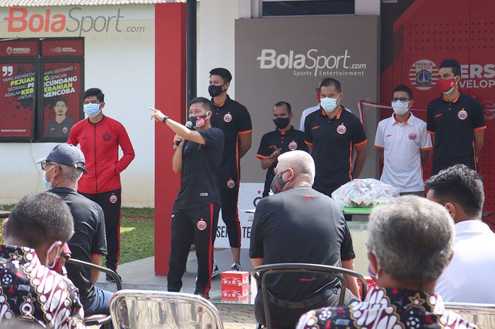 Sambutan dari Direktur Olahraga Persija, Ferry Paulus bersama dengan beberapa pemain Macan Kemayoran dalam acara HUT Persija yang ke-92 tahun di Lapangan NYTC, Sawangan, Depok, Jawa Barat, 28 November 2020.