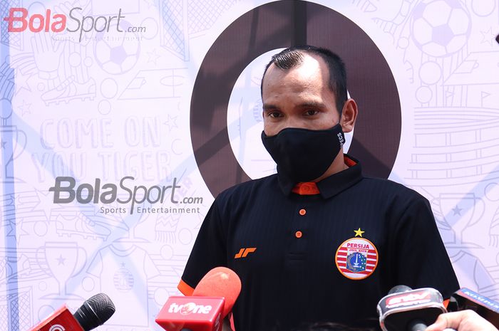 Pemain Persija Jakarta, Riko Simanjuntak, memberikan keterangan kepada awak media seusai acara HUT Persija yang ke-92 tahun di Lapangan NYTC, Sawangan, Depok, Jawa Barat.